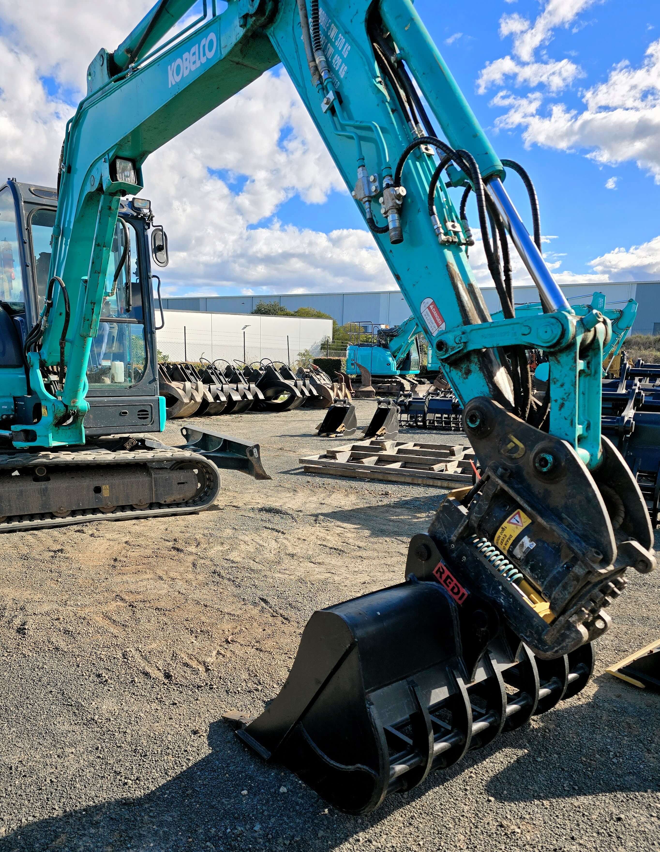 Hydraulic Grab: Excavator 30 Tonne hydraulic grab 25T - 33T, demolition and material handling grab for civil projects in QLD, Australia.